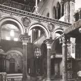 insieme a tutti i decori barocchi sulle colonne dell�altare e nelle absidi laterali